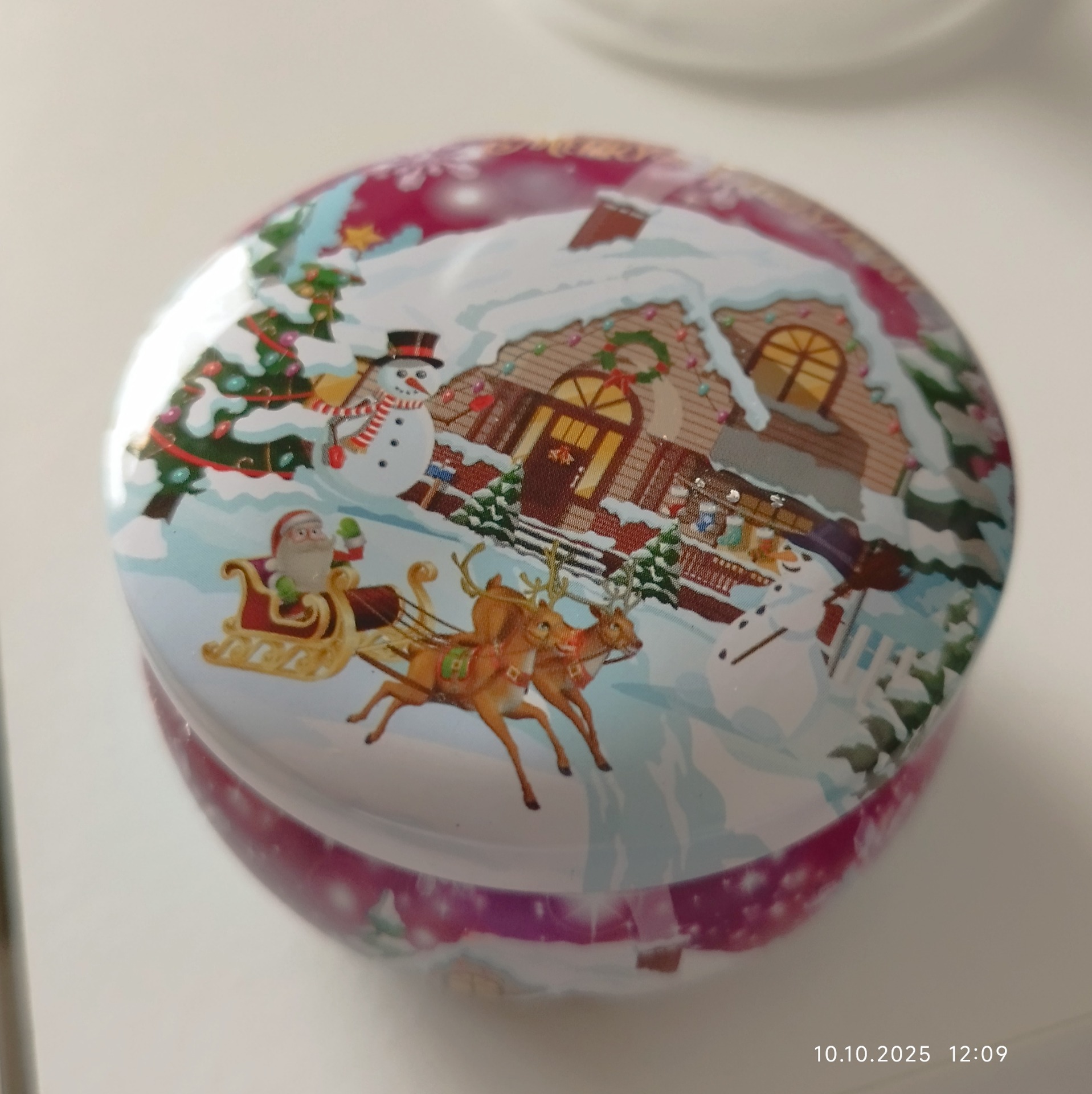 Vánoční svíčka  víčkem 45,- Kč 